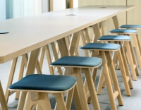 Taburete de bar de roble tapizado H60 cm madera tinte natural asiento tejido azul océano