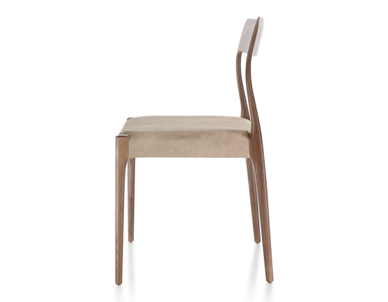 Chaise scandinave bois teinte marron foncé assise tissu velours taupe clair