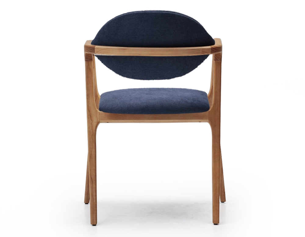 Chaise design avec accoudoirs bois teinte naturelle et tissu bleu océan