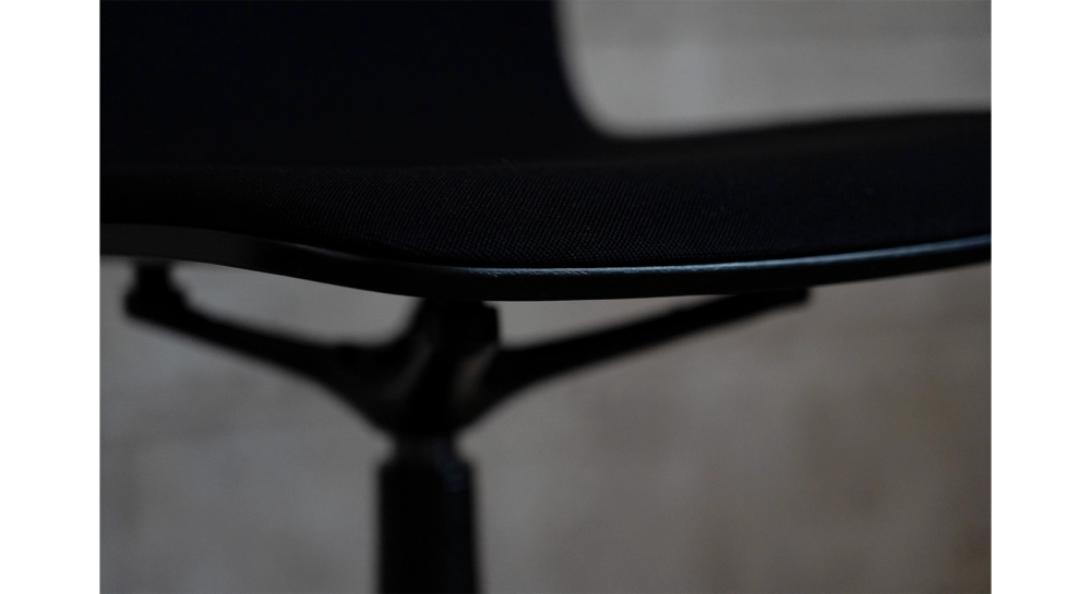 Chaise de bureau sans roulettes dossier bois teinte noire intense assise tissu noir