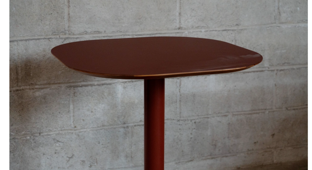 Extensible table for 6 to 8 people in oak and ceramic with ceramic extension with dark stained wood and a slate effect ceramic top and extension. 140x100 cm