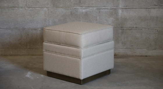 Puf de tela chevron beige