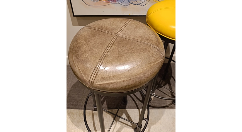 Taburete de bar vintage de piel jaune, marron soutenu et vert olive