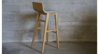 Tabouret de bar en chêne H80 cm bois teinte naturelle assise tissu gris