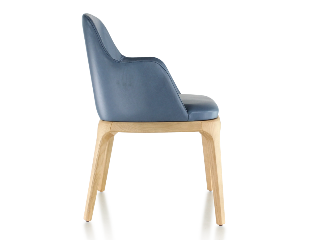 Silla de diseño con reposabrazos madera en tinte natural y piel azul tormenta