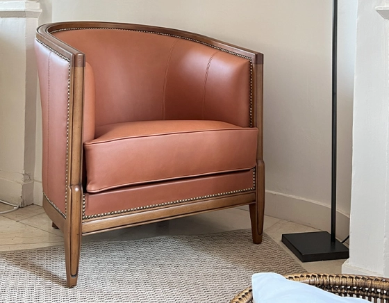 Fauteuil ancien accoudoirs moulurés bois teinte ancienne et cuir châtain