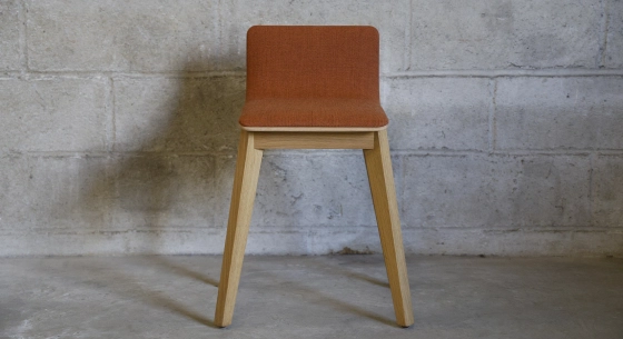 Taburete de diseño roble tinte natural asiento tejido coral
