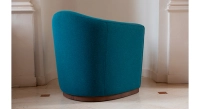 Sillón club de tela tissu bleu socle bois teinte noyer