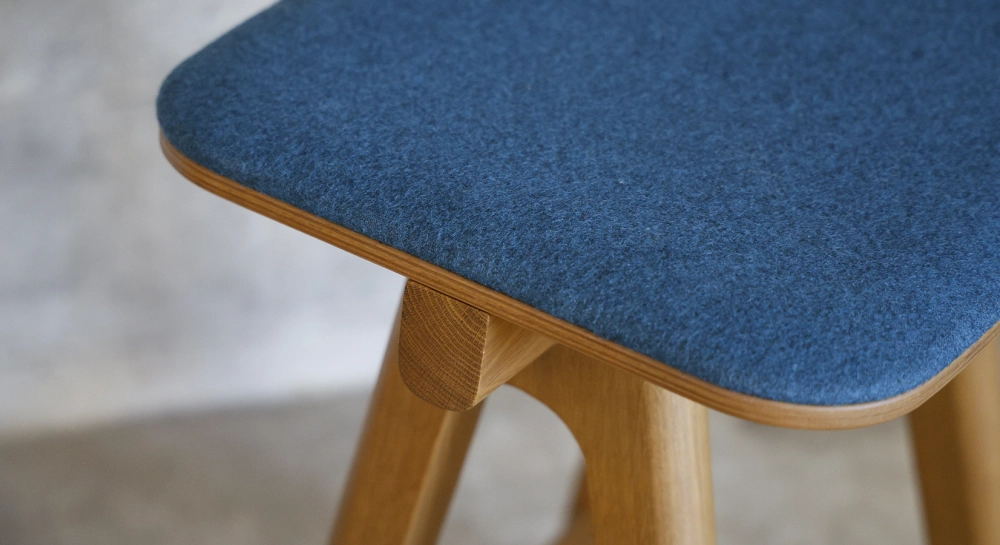 Tabouret de bar en chêne tapissé H60 cm bois teinte vintage assise tissu en laine bouillie bleu