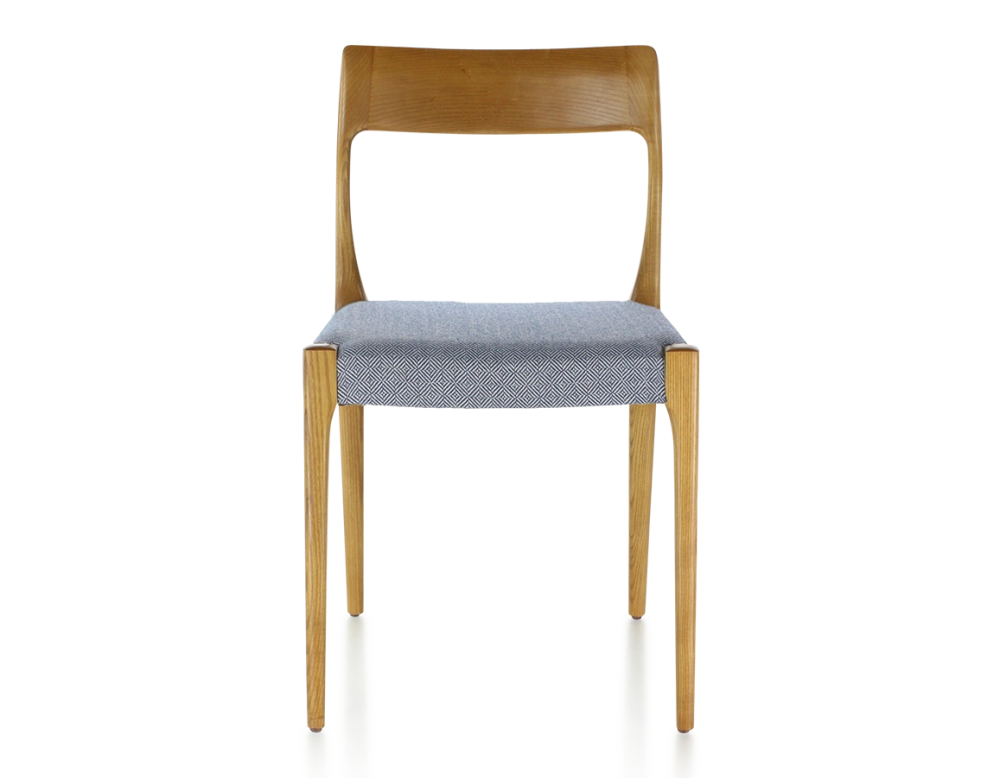 Silla escandinava madera tinte cerezo asiento tejido chevron azul