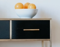 Console design frêne laqué noir et métal patine laiton