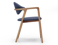 Chaise design avec accoudoirs bois teinte naturelle et tissu bleu océan