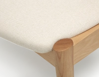 Chaise scandinave bois teinte naturelle assise tissu blanc cassé