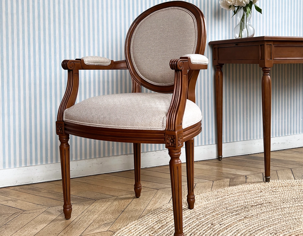 Chaise ancienne style Louis XVI avec accoudoirs bois teinte ancienne et tissu chevron beige