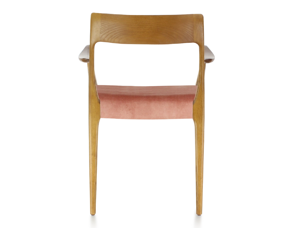 Chaise scandinave avec accoudoirs bois teinte merisier assise tissu velours rose pâle