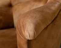 Fauteuil crapaud avec accoudoirs pieds bois teinte noyer et tissu velours bronze haut dossier