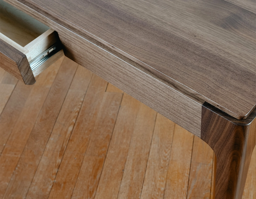 Bureau design en noyer teinte naturelle L150 cm