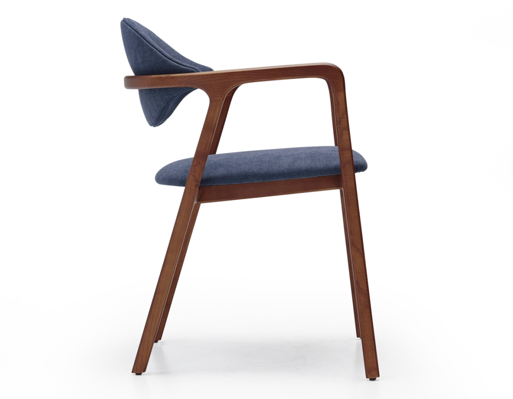 Chaise design avec accoudoirs bois teinte merisier et tissu bleu océan