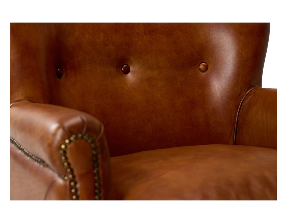 Fauteuil club cuir marron clair accoudoirs cloutés