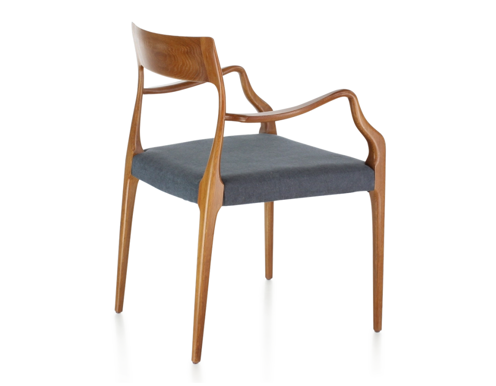 Silla escandinava con reposabrazos madera tinte cerezo asiento tejido gris