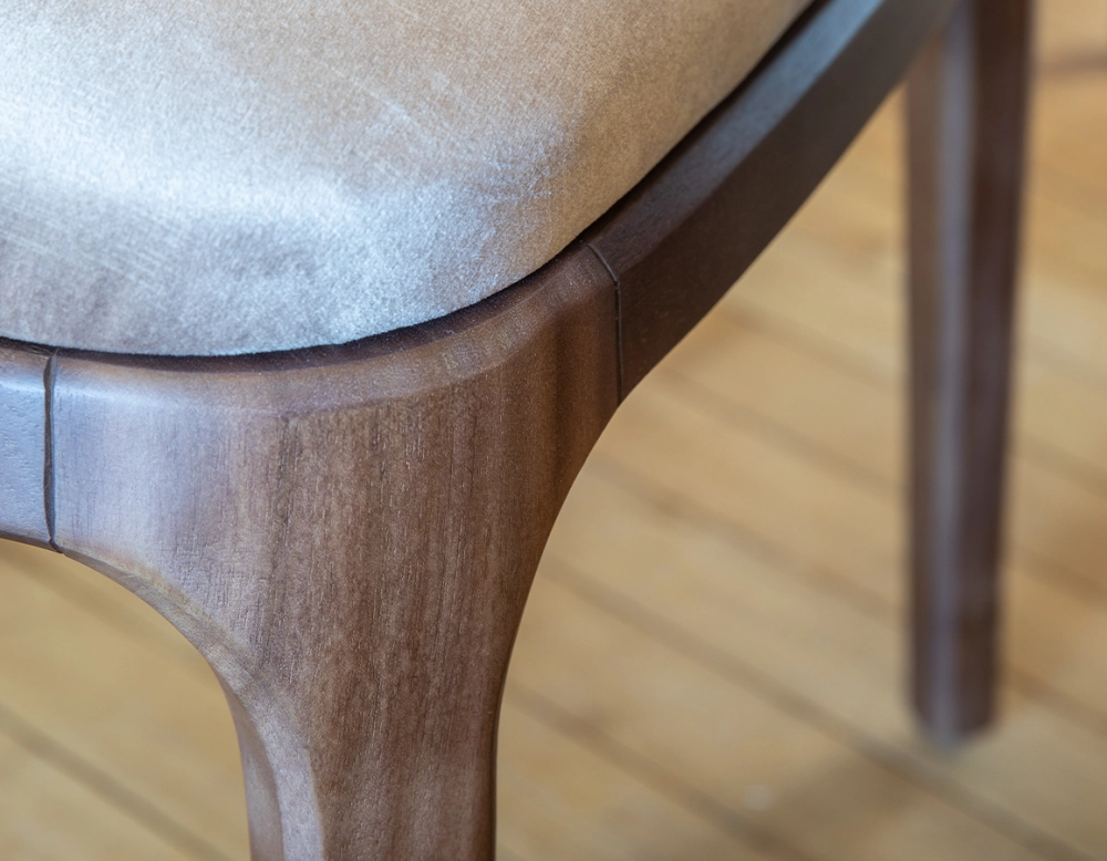 Chaise design bois teinte marron foncé et tissu velours taupe clair