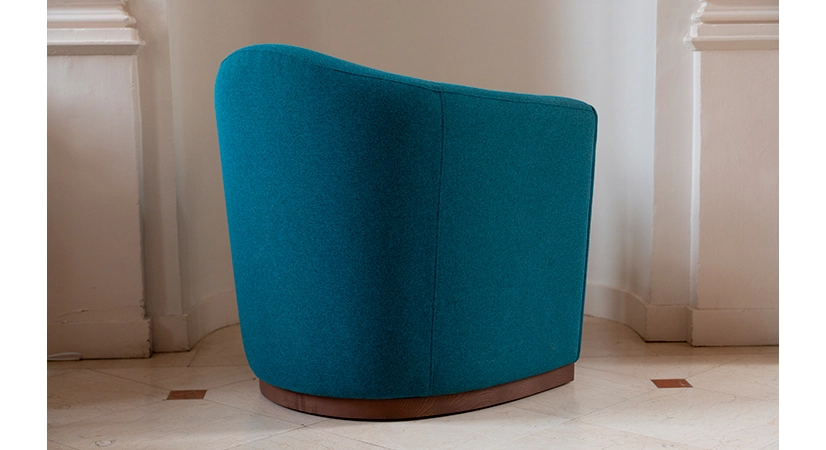 Sillón club de tela tissu bleu socle bois teinte noyer