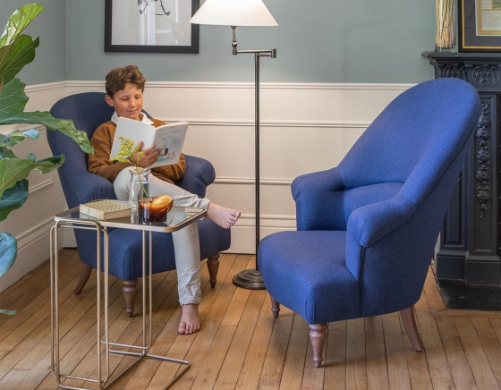 Sillón crapaud con reposabrazos patas de madera tinte nogal y tejido azul marino respaldo alto