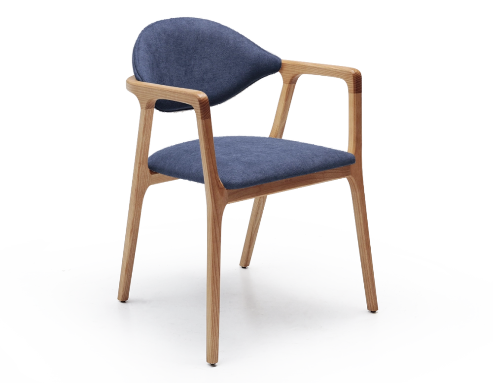 Chaise design avec accoudoirs bois teinte naturelle et tissu bleu océan