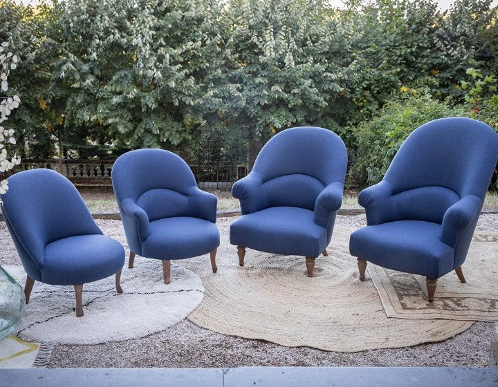 Fauteuil crapaud avec accoudoirs pieds bois teinte noyer et tissu bleu marine