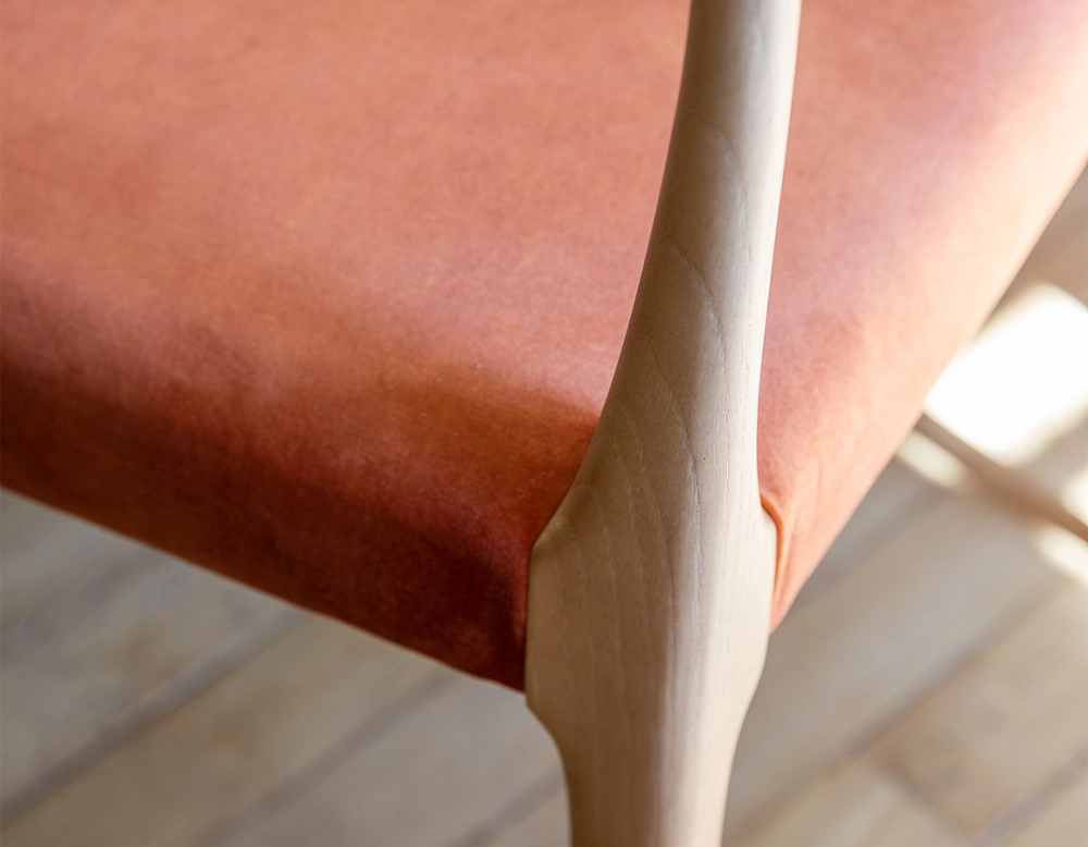 Silla escandinava madera tinte natural asiento tejido terciopelo terracota