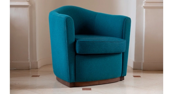 Sillón club de tela tissu bleu socle bois teinte noyer