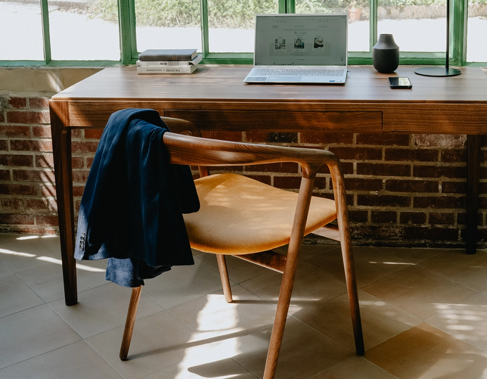 Bureau design en noyer teinte naturelle L150 cm