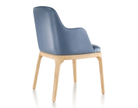 Silla de diseño con reposabrazos madera en tinte natural y piel azul tormenta
