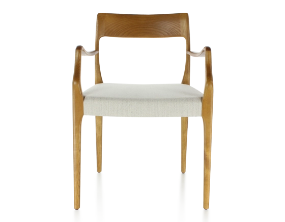 Chaise scandinave avec accoudoirs bois teinte merisier assise tissu beige naturel