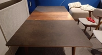 Mesa extensible SUPER PARENT avec bois teinte naturelle et plateau céramique brun oxydé